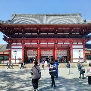 東大寺中門は南大門と大仏殿の間に位置する大きな楼門です!!