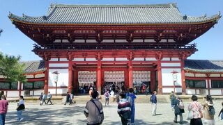 東大寺中門は南大門と大仏殿の間に位置する大きな楼門です!!