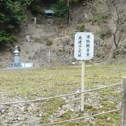 再建予定地の看板がありますが、建築資材の運搬も大変ですし、費用も掛かるので、再建はなかなか難しいのではと思います。