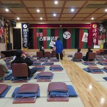 お客さんも入り始めた頃。若いカップルも混じっていました。