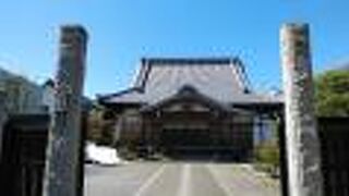 しっかりとした造りの本堂を有する寺院
