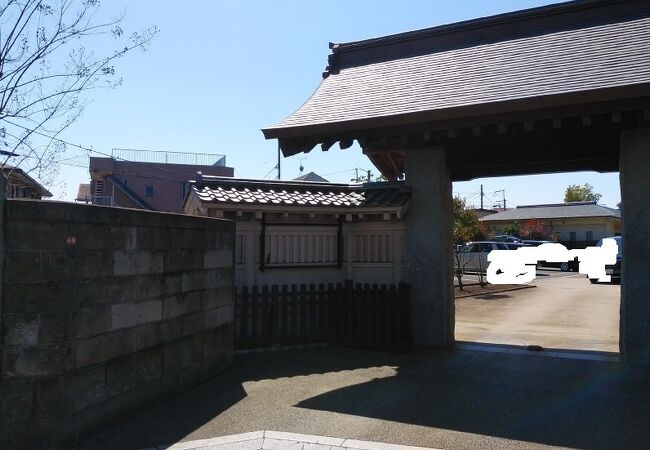 重厚感のある立派な本堂のある寺院