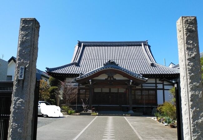 しっかりとした造りの本堂を有する寺院