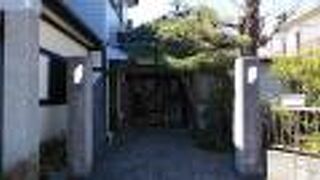 個人の住宅のような小規模な雰囲気の寺院