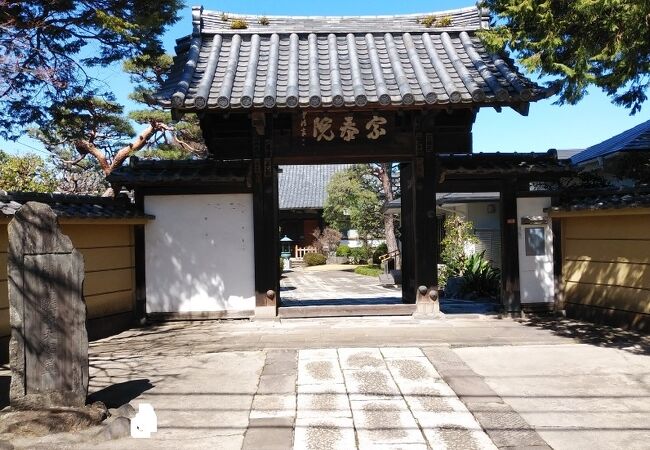 歴史ある山門を有する寺院