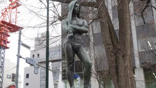 頭を何かで覆っていて