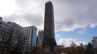 オベリスクのような石碑