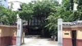 珍しいデザインの本堂