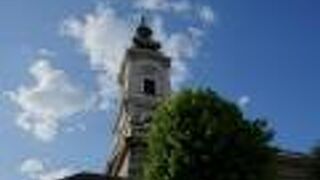 特徴的な鐘楼が遠くから目立つ教会