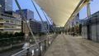 ペデストリアンデッキは喧騒を離れて休憩できる