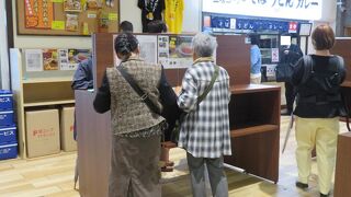 名物のバスセンターのカレーはミニでもずっしりした量。個人的には、う～ん...。