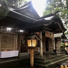 拝殿　斜めから　