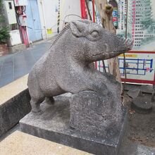 後から設置されたイノシシの石像