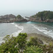 左右からの波がぶつかる景勝地