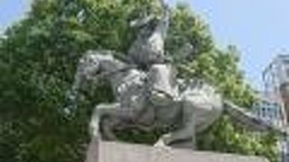 日暮里駅東口駅前ロータリーにあります