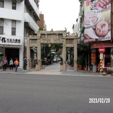 孔子廟への石の門が今は入り口になっています。