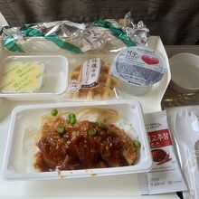機内食 豚カツ丼と豆腐、ワッフル