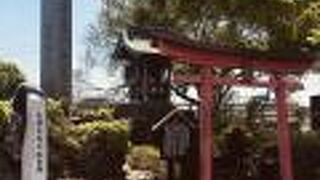 赤い鳥居と祠