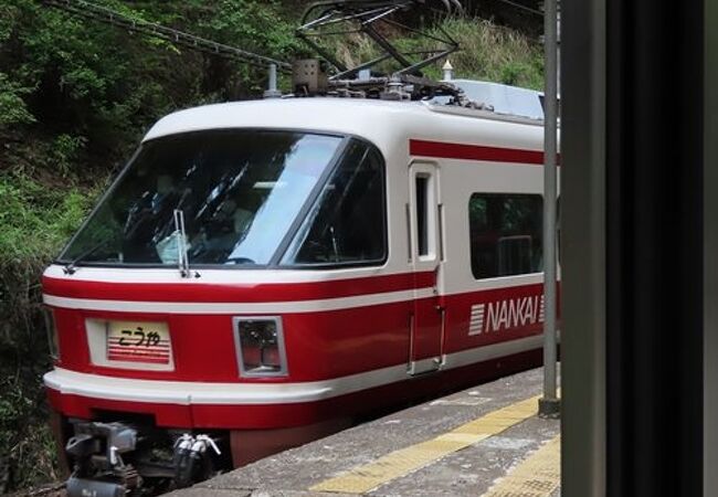 山岳路線対応の南海電鉄の特急列車