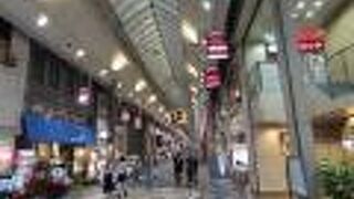新京極通とも並行して走るアーケード商店街
