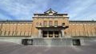 1933年（昭和8年）に開館して戦後は京都市美術館として親しまれています