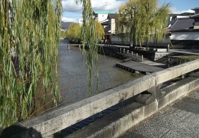 古都を静かに流れる