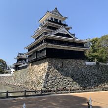 中津城　背面。　石垣の上に、城の土台がオーバーハング。