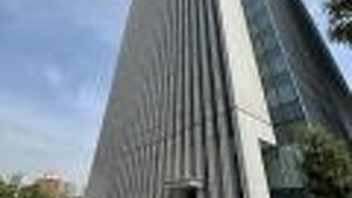 地上23階建ての高層ビルを中心にした複合施設