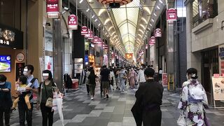 新京極商店街と並行してあるアーケード商店街