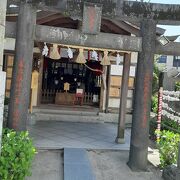 櫛田神社の敷地内にあります。