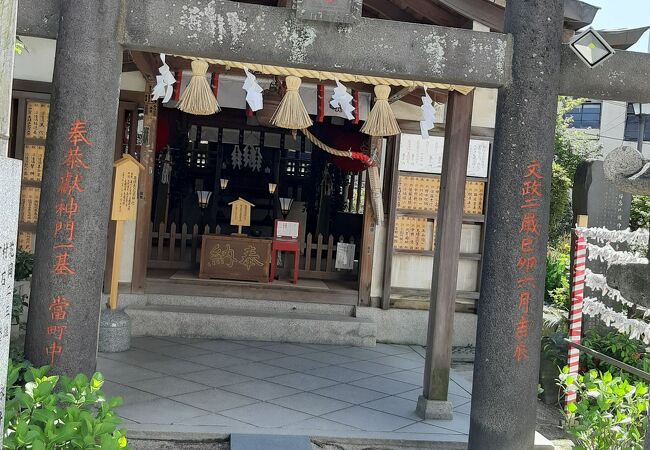 櫛田神社の敷地内にあります。