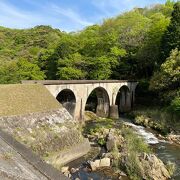 美しいコンクリート造りのアーチ橋