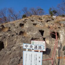 山肌に多くの穴がありました