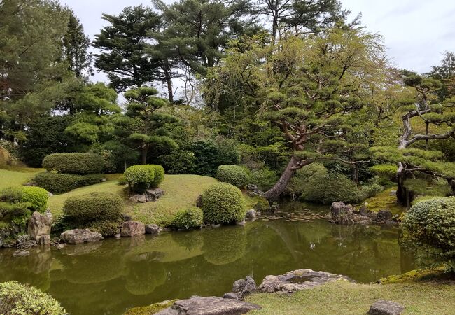 静かな日本庭園です