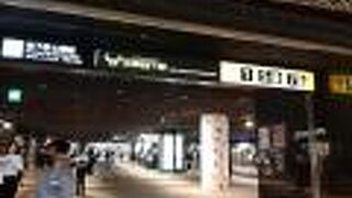 地下鉄の駅をつないでいます。