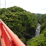 立派なつり橋から見る大滝