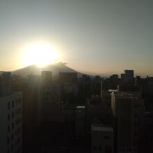 ロビーから、桜島に登る朝陽が見れました。