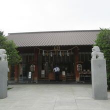 赤城神社社殿と狛犬