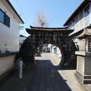 寺の入口のアーチ状の石門