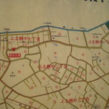 写真右のほうに第六天神社と書かれている看板（地図）