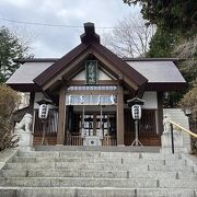 日和坂を上りきった先の神社