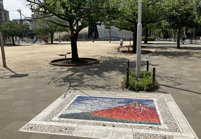 「すみだ北斎美術館」の前