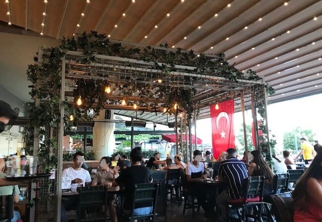 ショッピングセンターの中にあるレストランです