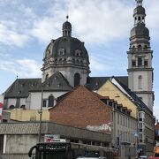 ヴュルツブルク中央駅から立派な教会が見えた