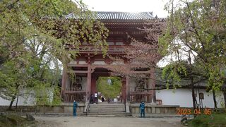 「醍醐の花見」の場所は、いわゆる醍醐寺の境内の中ではなく、醍醐寺の奥に進んだ上醍醐の山の中です。