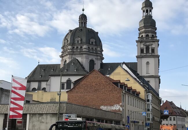 ヴュルツブルク中央駅から立派な教会が見えた