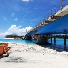 新しく架けられている途中のムリ橋（まだ渡ることはできない）