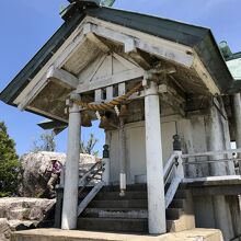 宝満山頂には竈門神社の上宮社殿があります。