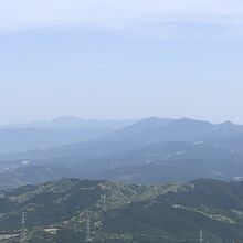 山頂からの絶景。左から犬ケ岳、英彦山、古処山