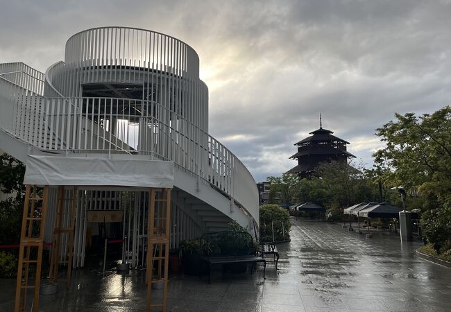 ビルの屋上にある広場です